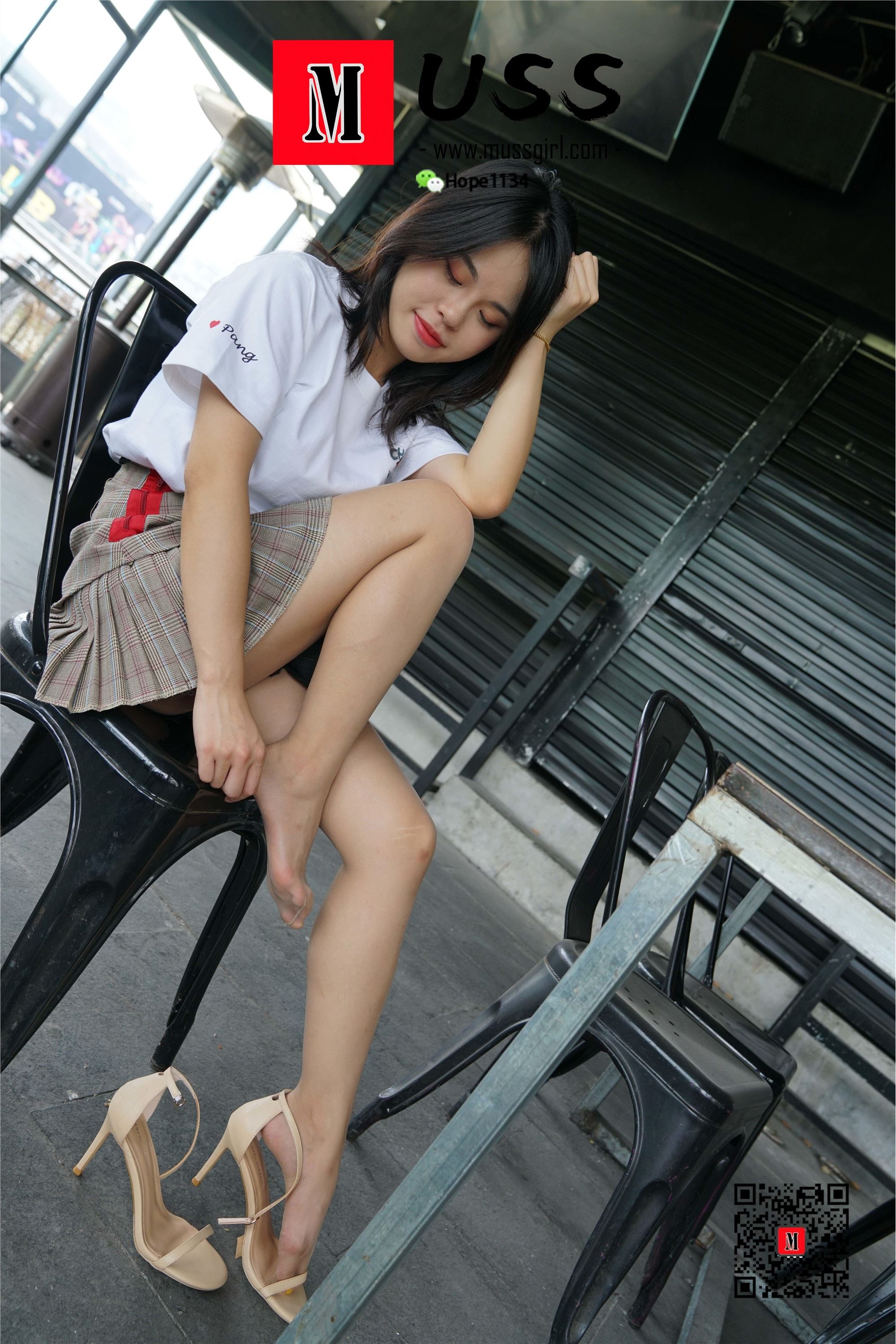 MussGirl慕丝女郎  NO.008 拍过模特的美足，那化妆师璐璐的呢？